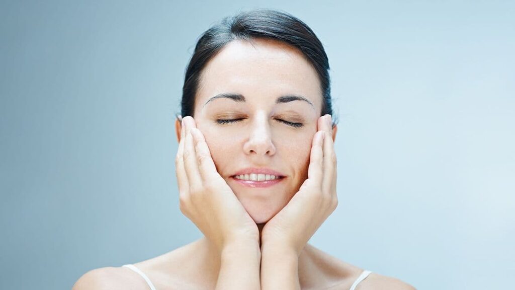 Femme cachant son double menton dans ses mains