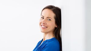 Portrait d'une femme avec quelques rides sur le visage