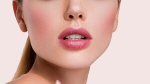 Gros plan sur de très belles lèvres pulpeuses d'une femme