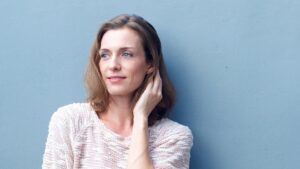 Portrait d'une femme d'âge mur mais ne présentant aucun affaissement de l'ovale du visage