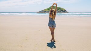 Une femme sur la plage avec une tenue cachant sa zone de culotte de cheval