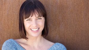 Femme la quarantaine très souriante avec un teint lumineux