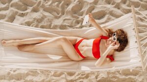 Une femme en maillot de bain fier de son apparence se prenant en photo