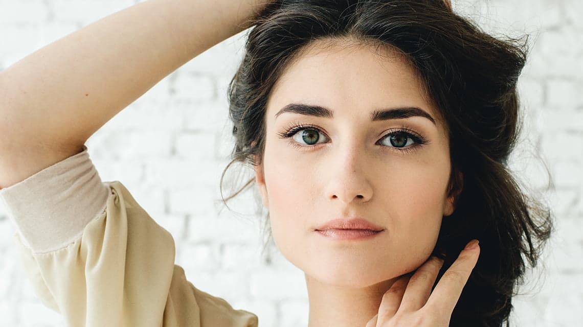 Portrait d'une femme au visage très harmonieux ne présentant aucun affaissement du visage