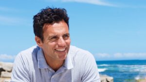 Portrait d'un homme la cinquantaine à la chevelure dense et sans perte capillaire apparente