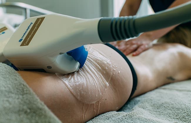 Gros plan sur applicateur Coolsculpting durant une séance de cryolipolyse au sein du cabinet du Dr Emma Lavocat à Bordeaux