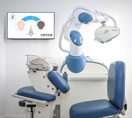 Robot Artas utilisé au sein du cabinet du Dr Emma Lavocat à Bordeaux pour la greffe de cheveux robotisée