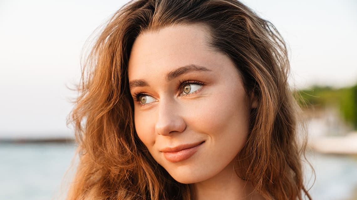 Portrait d'une femme au visage lisse et lumineux