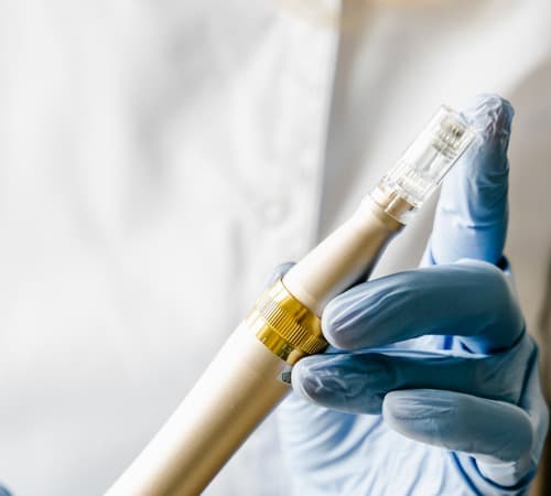 Appareil d'injection de mésothérapie dans le cabinet du Dr Emma Lavocat à Bordeaux