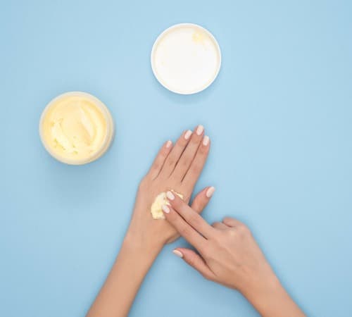 Image illustrant un peeling des mains, soin proposée par le Dr Emma Lavocat à Bordeaux