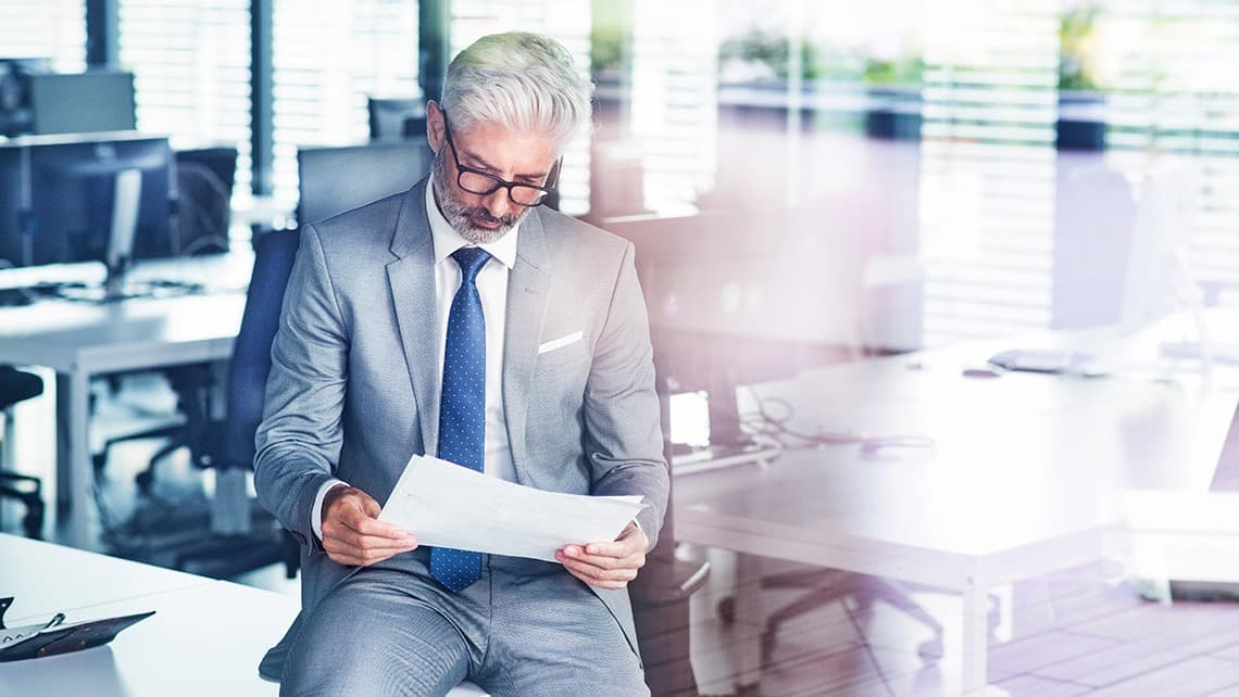 Homme la cinquantaine aux cheveux grisonnant mais avec une chevelure très fournie sans aucun signe de perte de cheveu