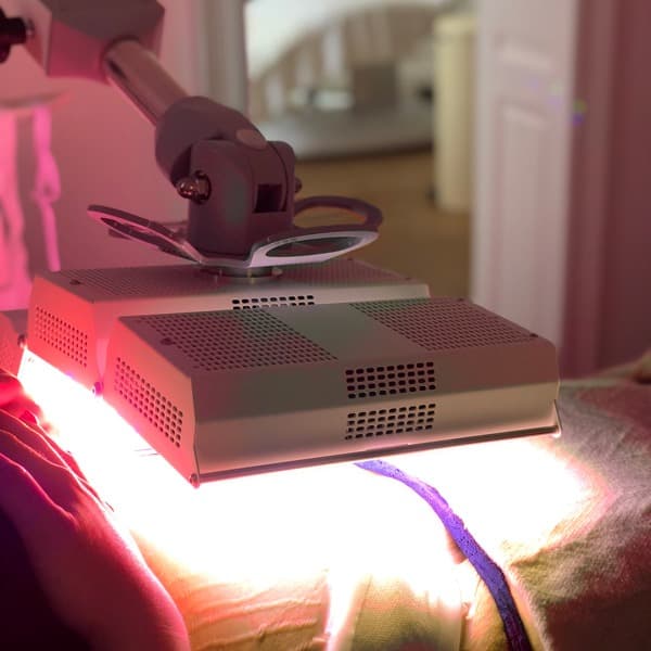 Appareil LED de marque Triwings au sein du cabinet du Dr Emma Lavocat à Bordeaux