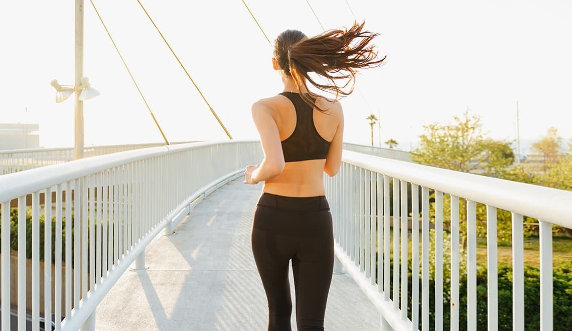 Une femme de dos en plein footing à la silhouette harmonieuse sans culotte de cheval