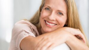 Portrait d'une femme dans la cinquantaine ne présentant aucune tâche de vieillesse sur le visage