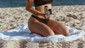 Une femme en maillot de bain avec des cuisses musclées sans défaut esthétique marqué