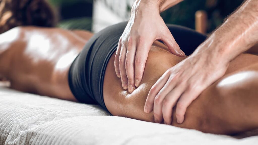 Une femme se fait masser les cuisses par effet palper rouler pour diminuer la cellulite