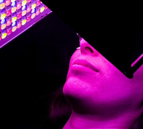 Traitement LED du visage au sein du cabinet du Dr Emma Lavocat à Bordeaux